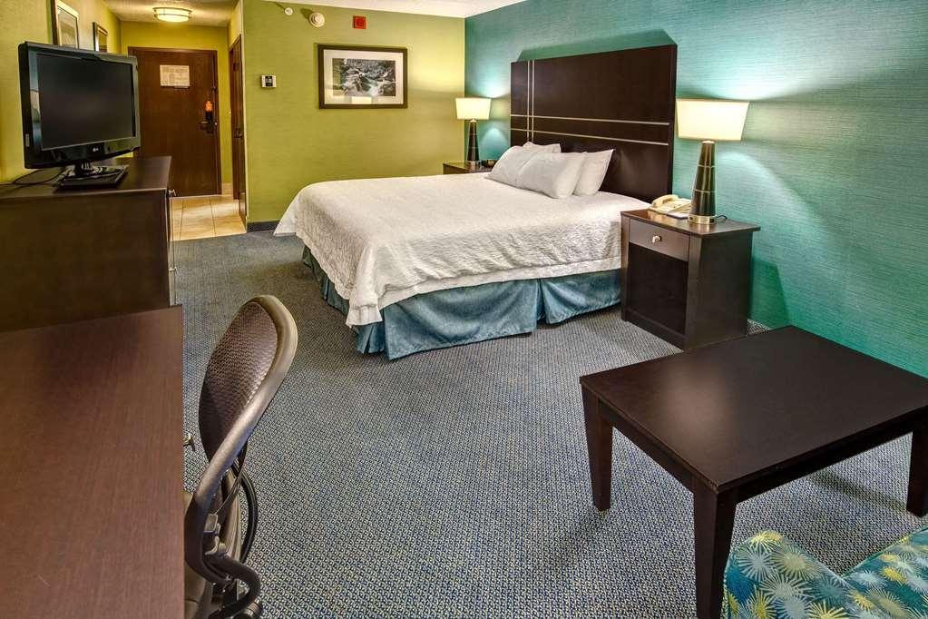 Hampton Inn Гринсберг Номер фото