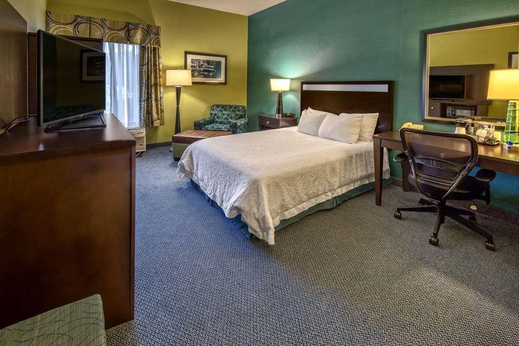 Hampton Inn Гринсберг Номер фото