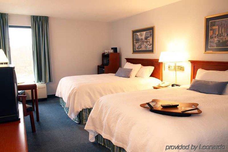 Hampton Inn Гринсберг Номер фото